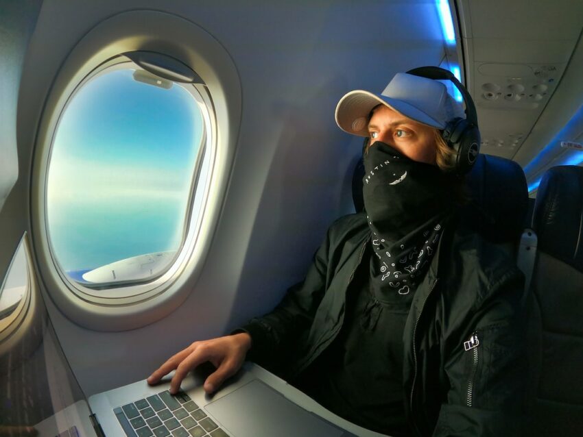 taking a desktop over a plane