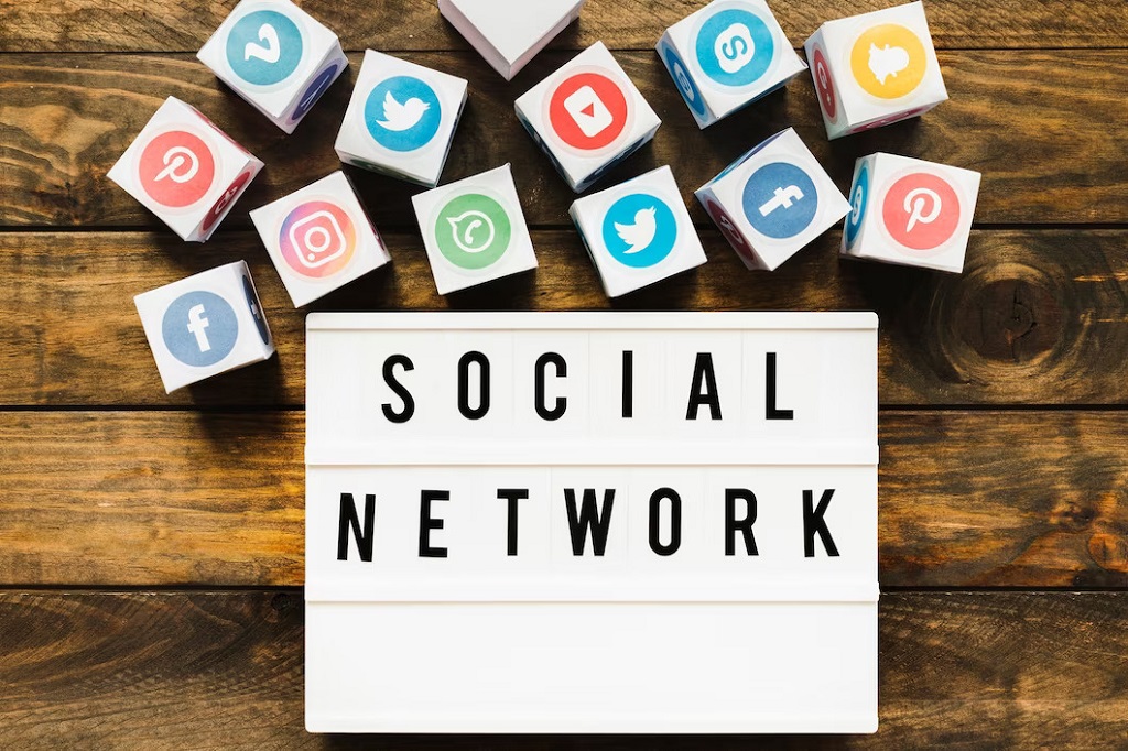 What Are the Advantages and Disadvantages of Social Networking?